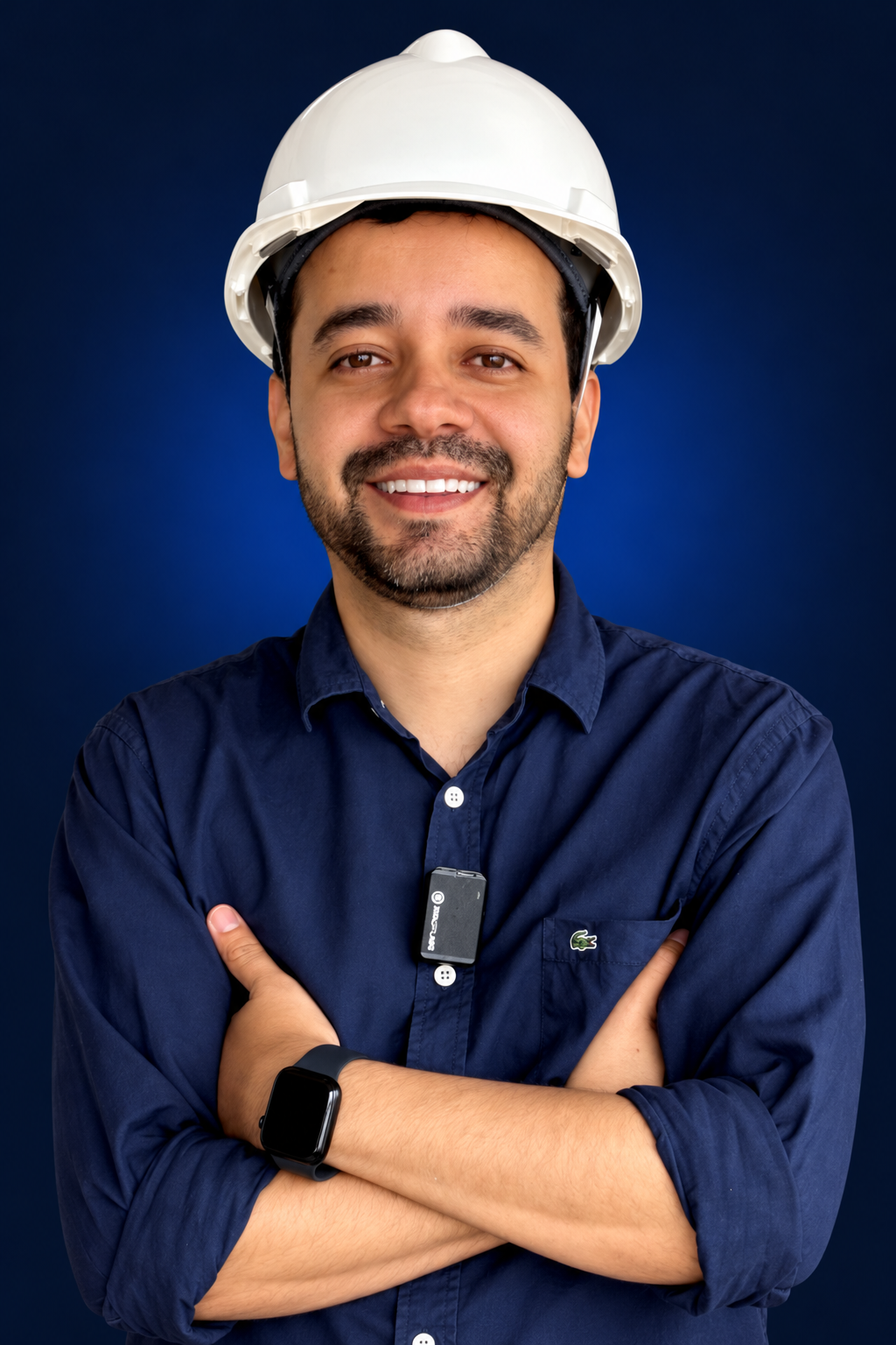 Vinícius Cardoso usando capacete branco e camisa azul, sobre fundo azul-escuro.